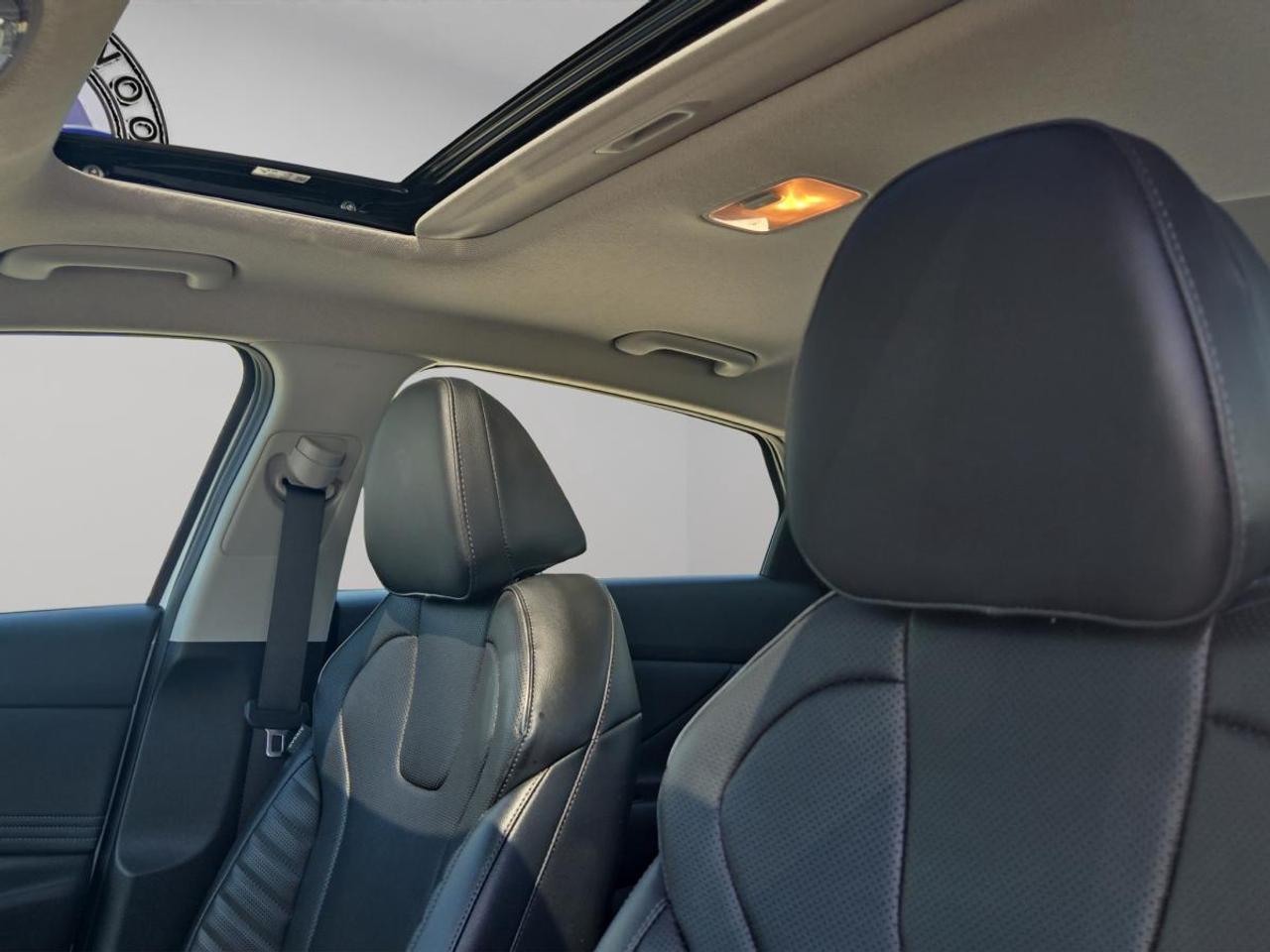 2024 Hyundai Elantra Luxury Photo