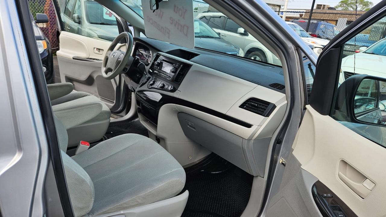2011 Toyota Sienna  Photo