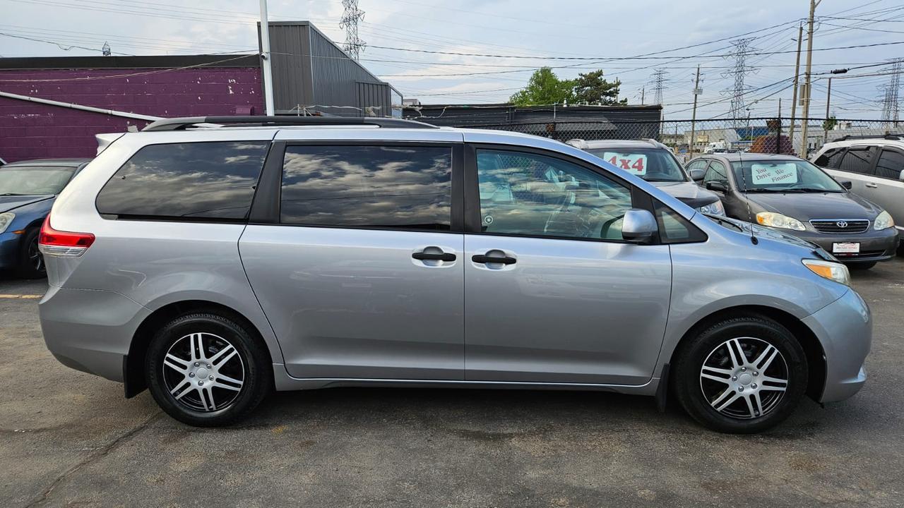 2011 Toyota Sienna  Photo