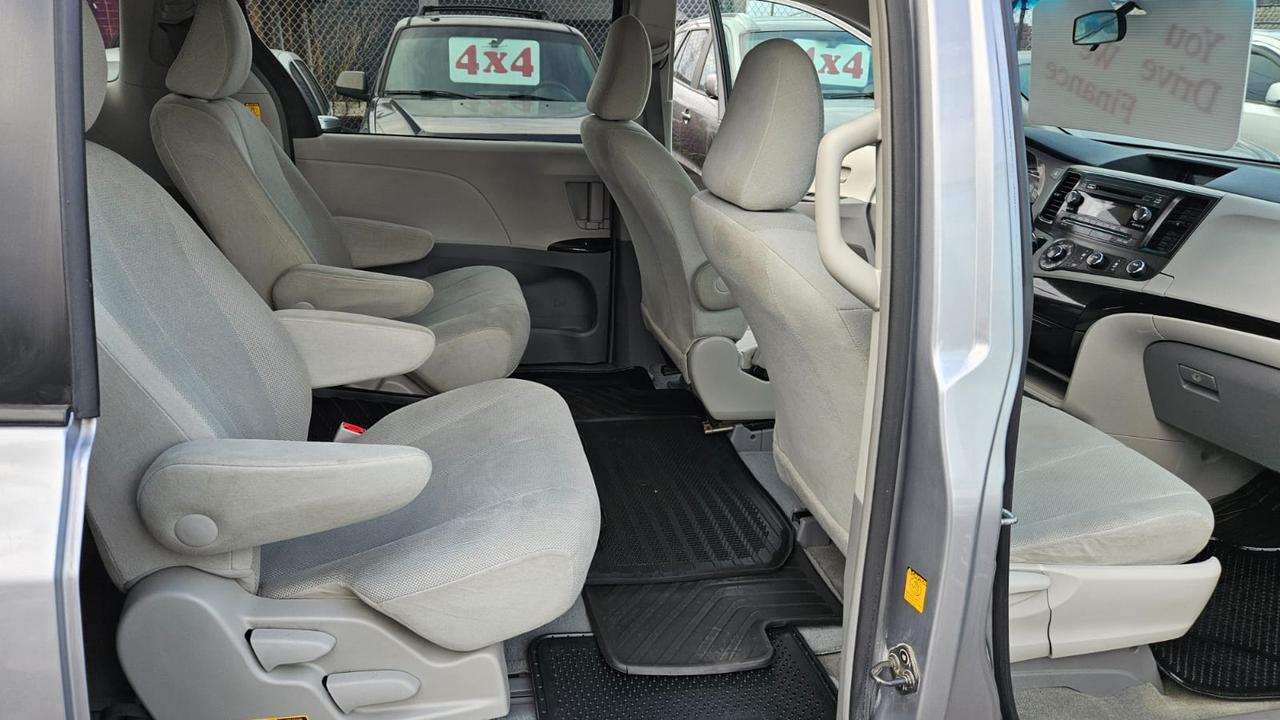 2011 Toyota Sienna  Photo