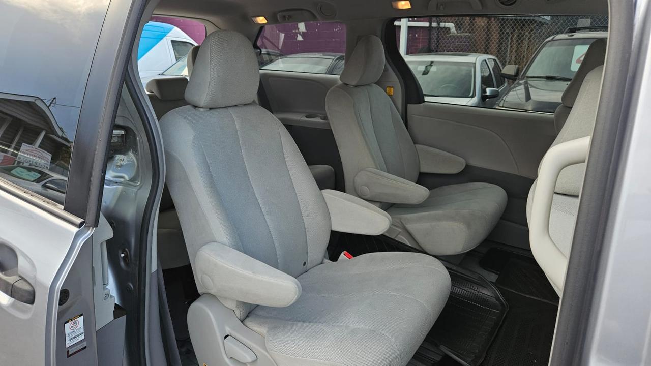 2011 Toyota Sienna  Photo