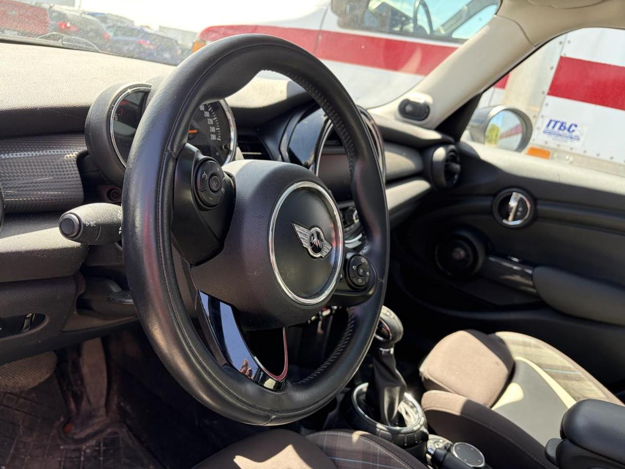 2015 MINI Cooper Hardtop Base Photo
