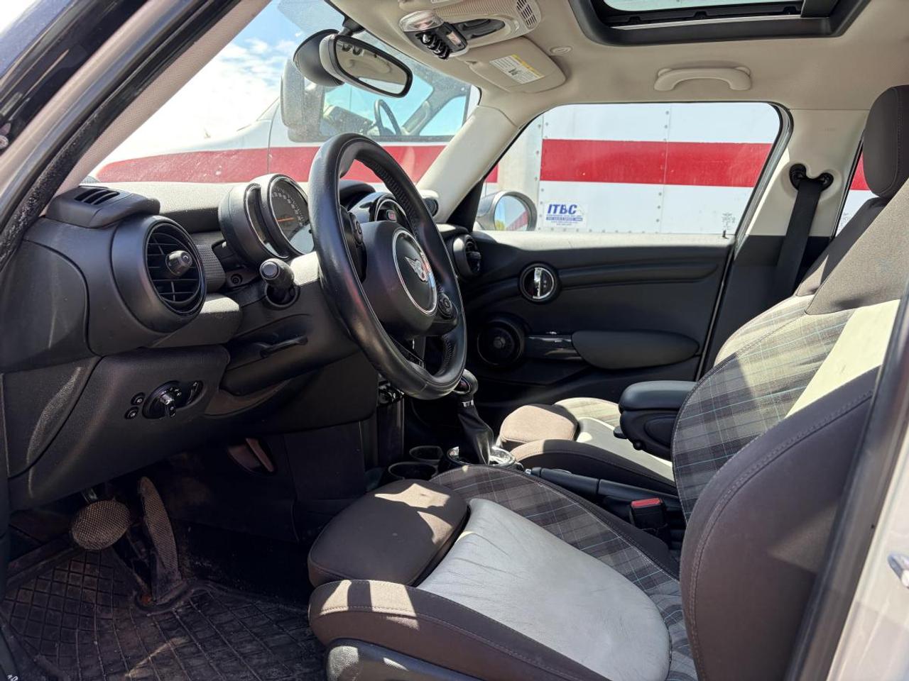 2015 MINI Cooper Hardtop Base Photo