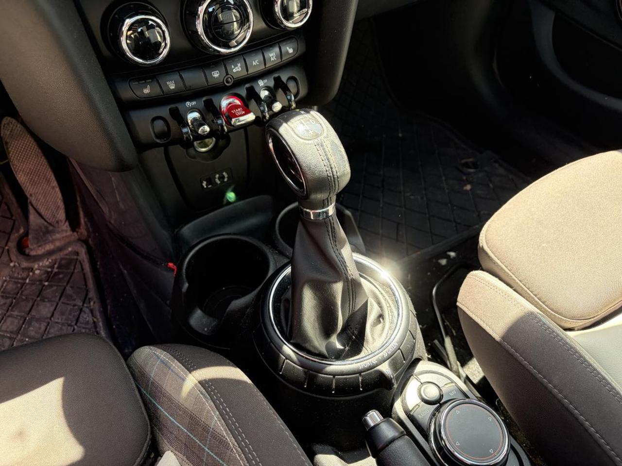 2015 MINI Cooper Hardtop Base Photo