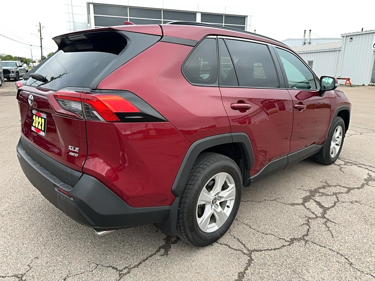 2021 Toyota RAV4 XLE AWD Photo4