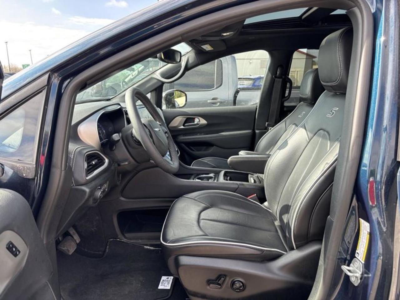 2024 Chrysler Pacifica Limited FWD | No Accidents | Sunroof | Leather Seats | Heated Steering Photo
