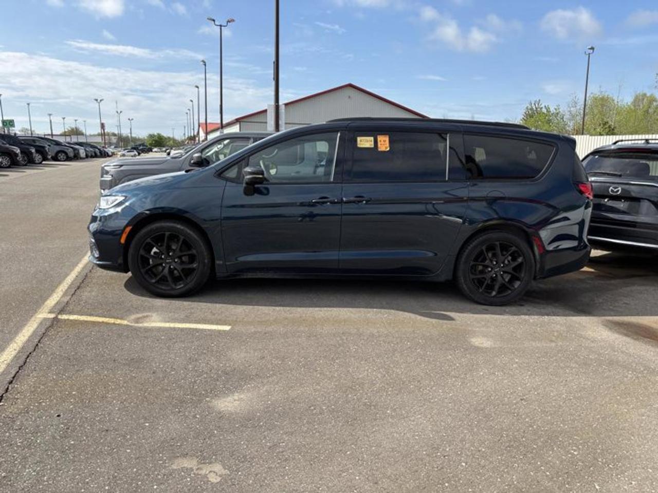 2024 Chrysler Pacifica Limited FWD | No Accidents | Sunroof | Leather Seats | Heated Steering Photo