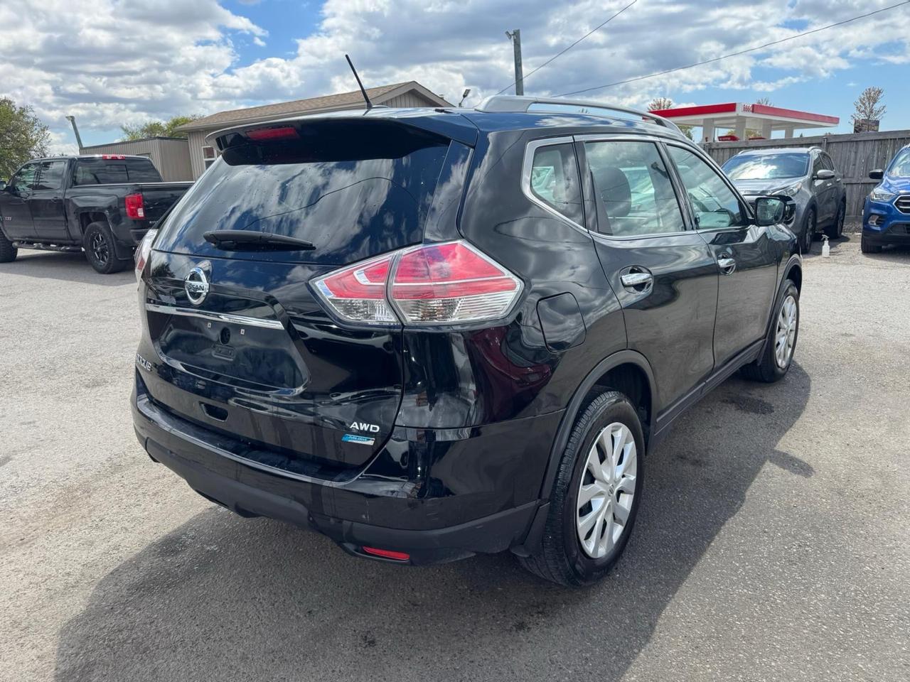 2015 Nissan Rogue S, AWD, 4 CYL, OILED, ONE OWNER, CERTIFIED Photo