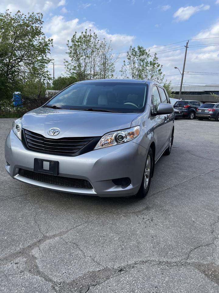 2013 Toyota Sienna V6 7 PASSENGER ALLOYS AC LOW KM Photo