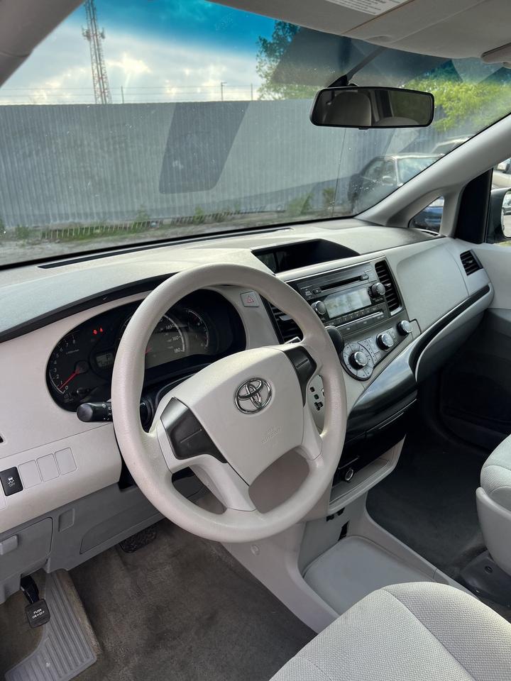 2013 Toyota Sienna V6 7 PASSENGER ALLOYS AC LOW KM Photo