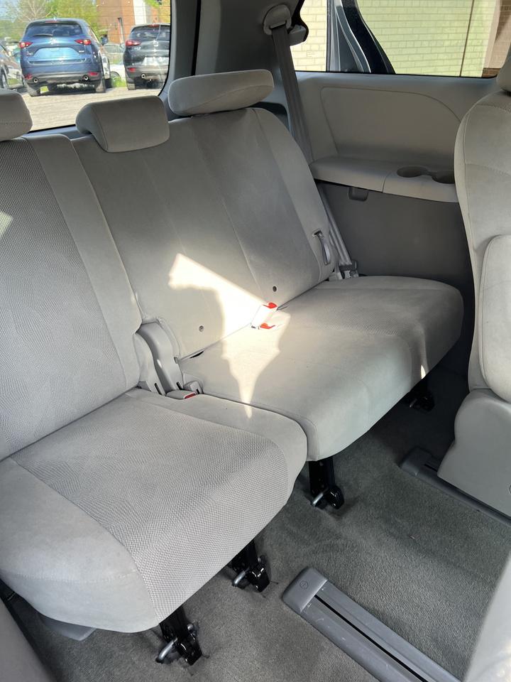 2013 Toyota Sienna V6 7 PASSENGER ALLOYS AC LOW KM Photo