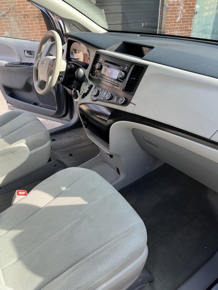 2013 Toyota Sienna V6 7 PASSENGER ALLOYS AC LOW KM Photo