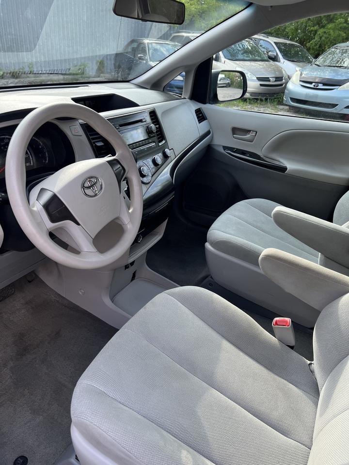 2013 Toyota Sienna V6 7 PASSENGER ALLOYS AC LOW KM Photo