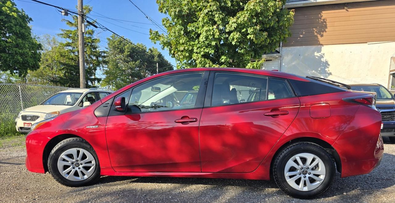 2016 Toyota Prius Hybrid Photo2