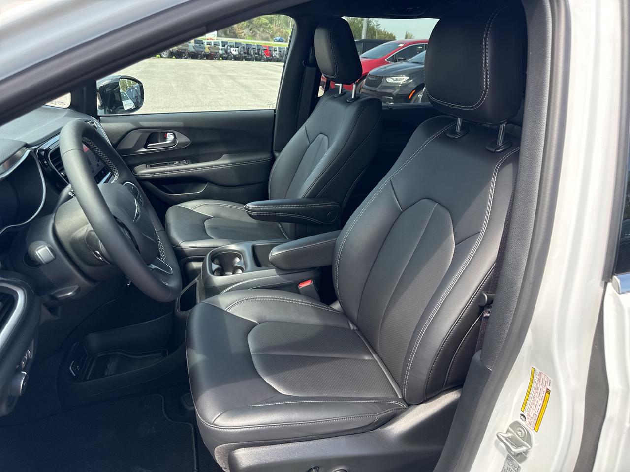 2025 Chrysler Pacifica Select Photo2