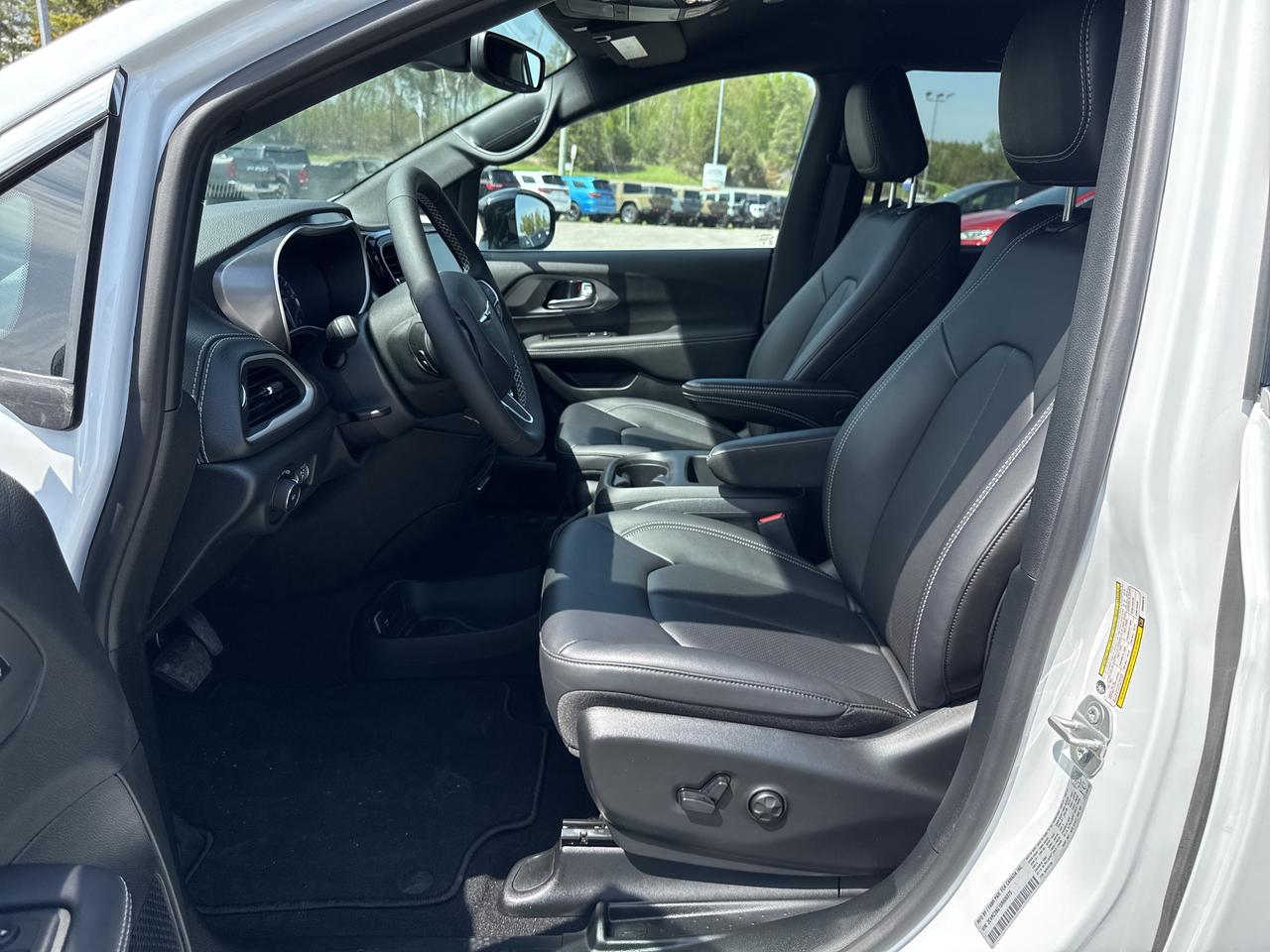 2025 Chrysler Pacifica Select Photo