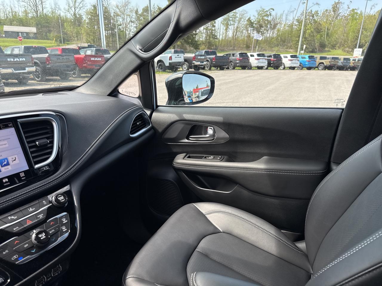 2025 Chrysler Pacifica Select Photo3