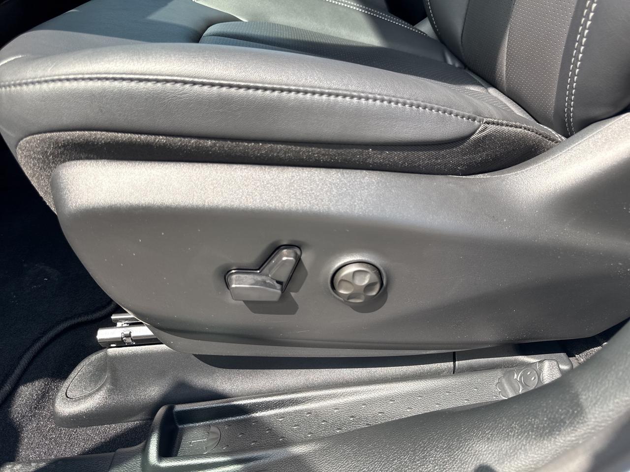 2025 Chrysler Pacifica Select Photo4