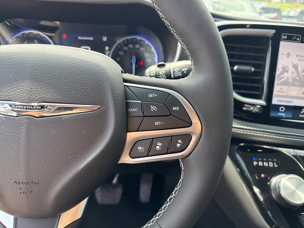 2025 Chrysler Pacifica Select Photo