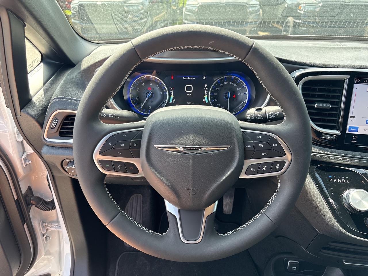 2025 Chrysler Pacifica Select Photo