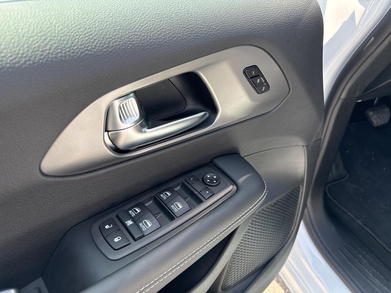 2025 Chrysler Pacifica Select Photo