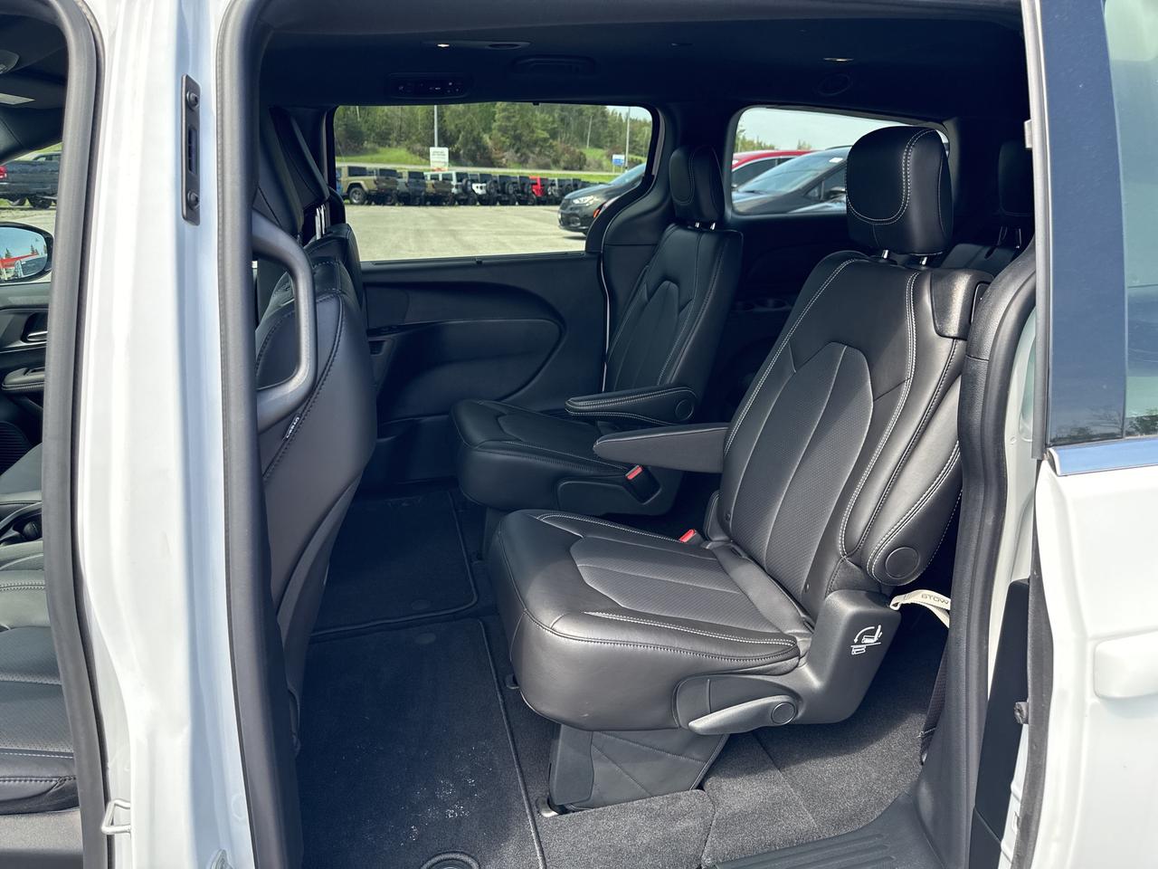 2025 Chrysler Pacifica Select Photo