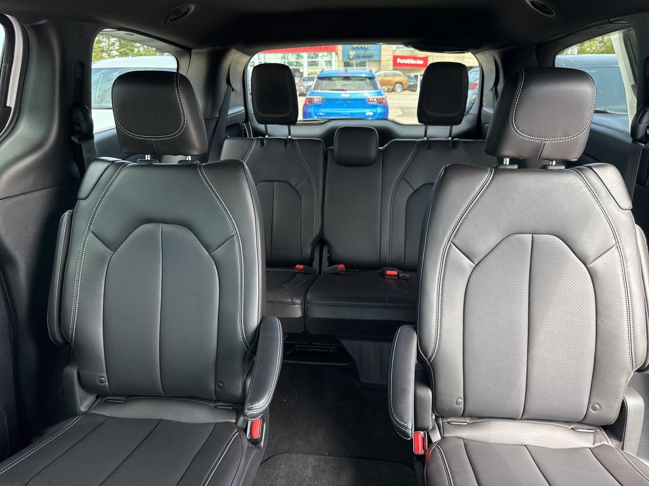 2025 Chrysler Pacifica Select Photo