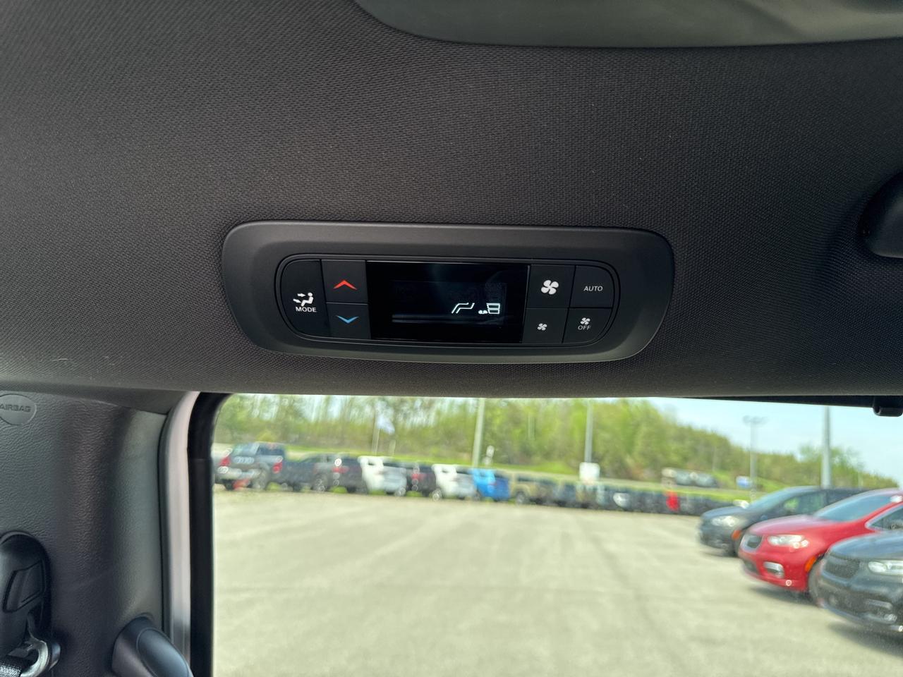 2025 Chrysler Pacifica Select Photo
