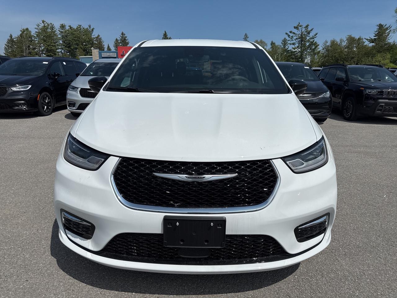2025 Chrysler Pacifica Select Photo