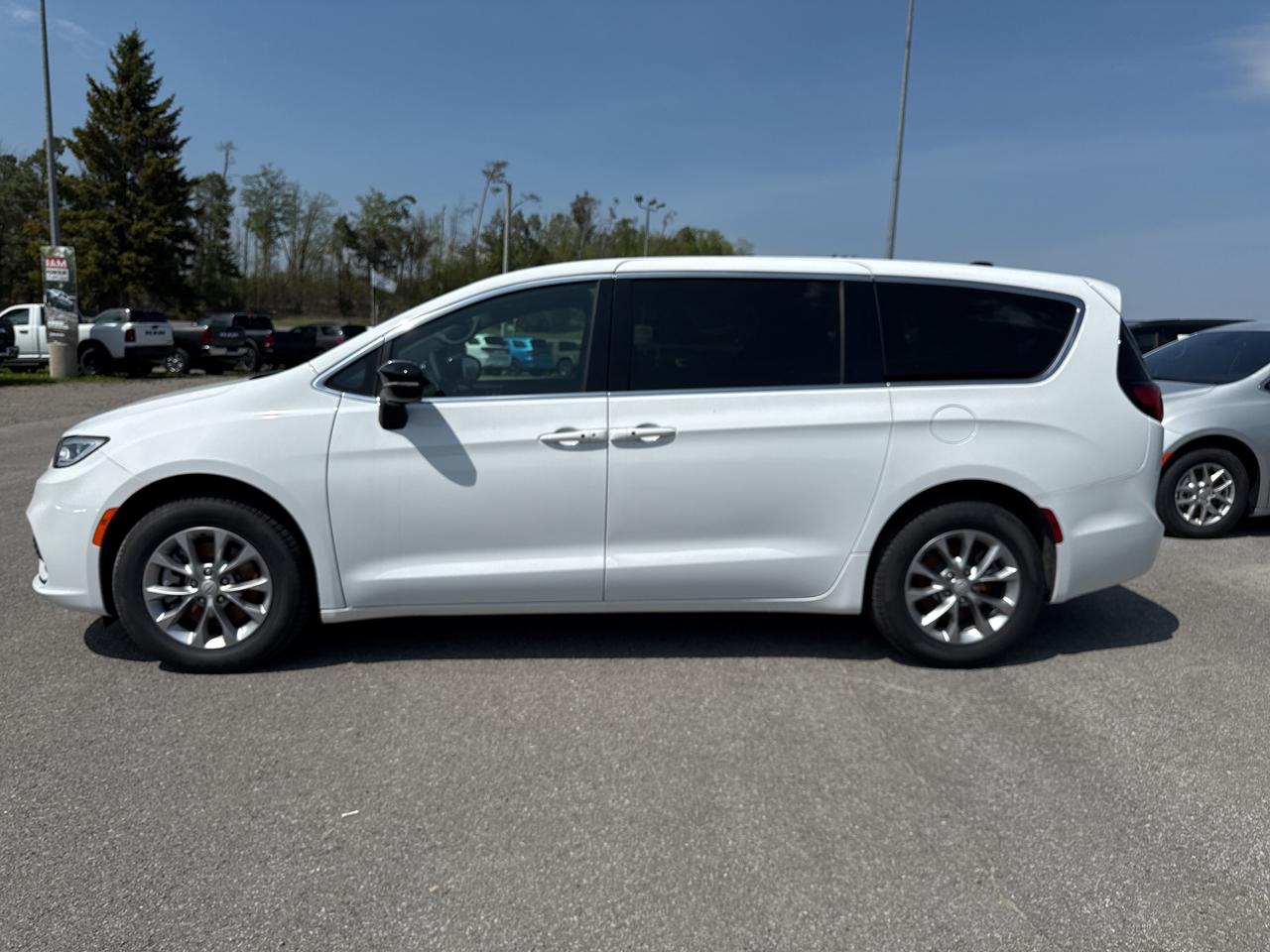 2025 Chrysler Pacifica Select Photo
