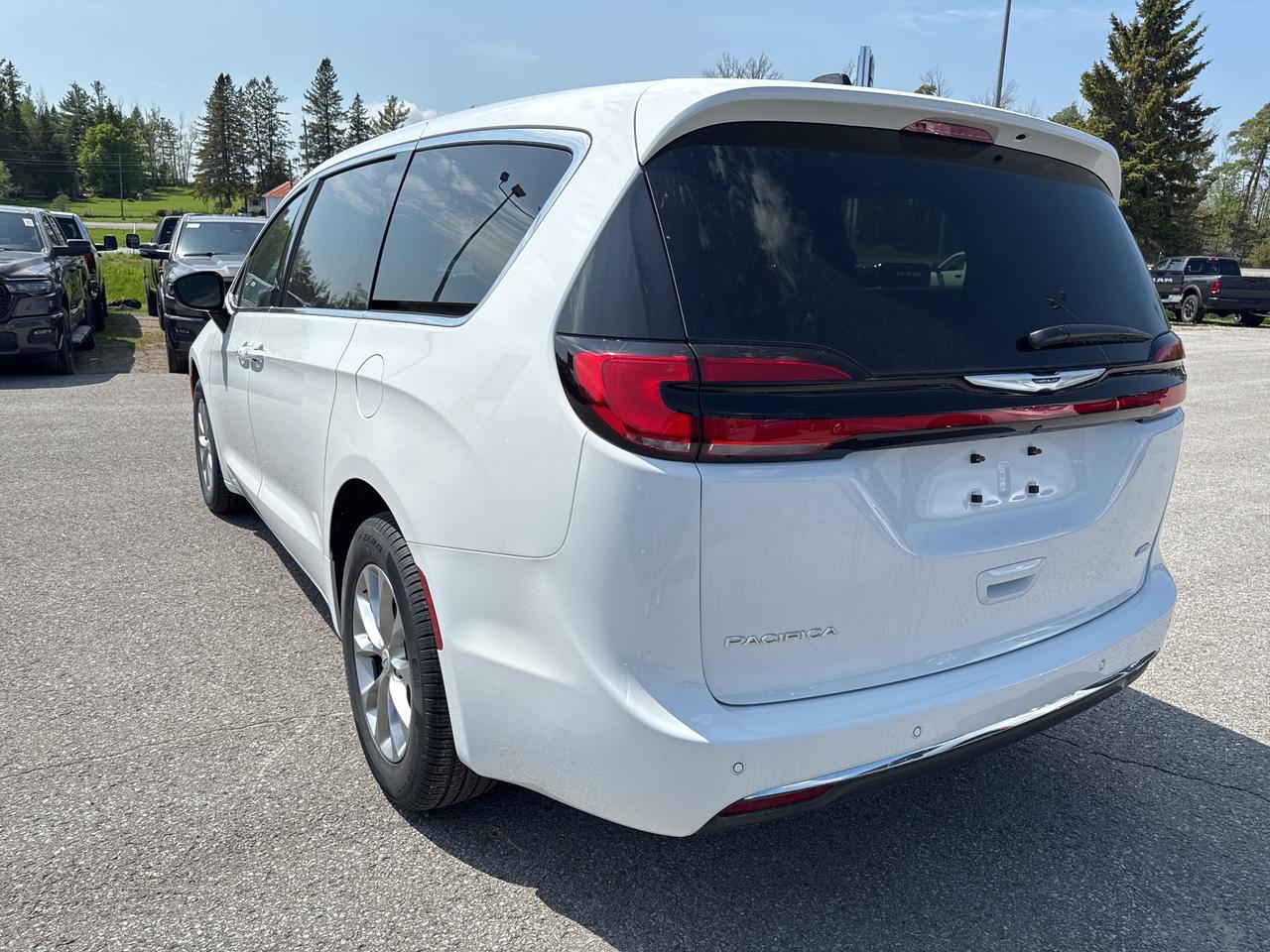 2025 Chrysler Pacifica Select Photo