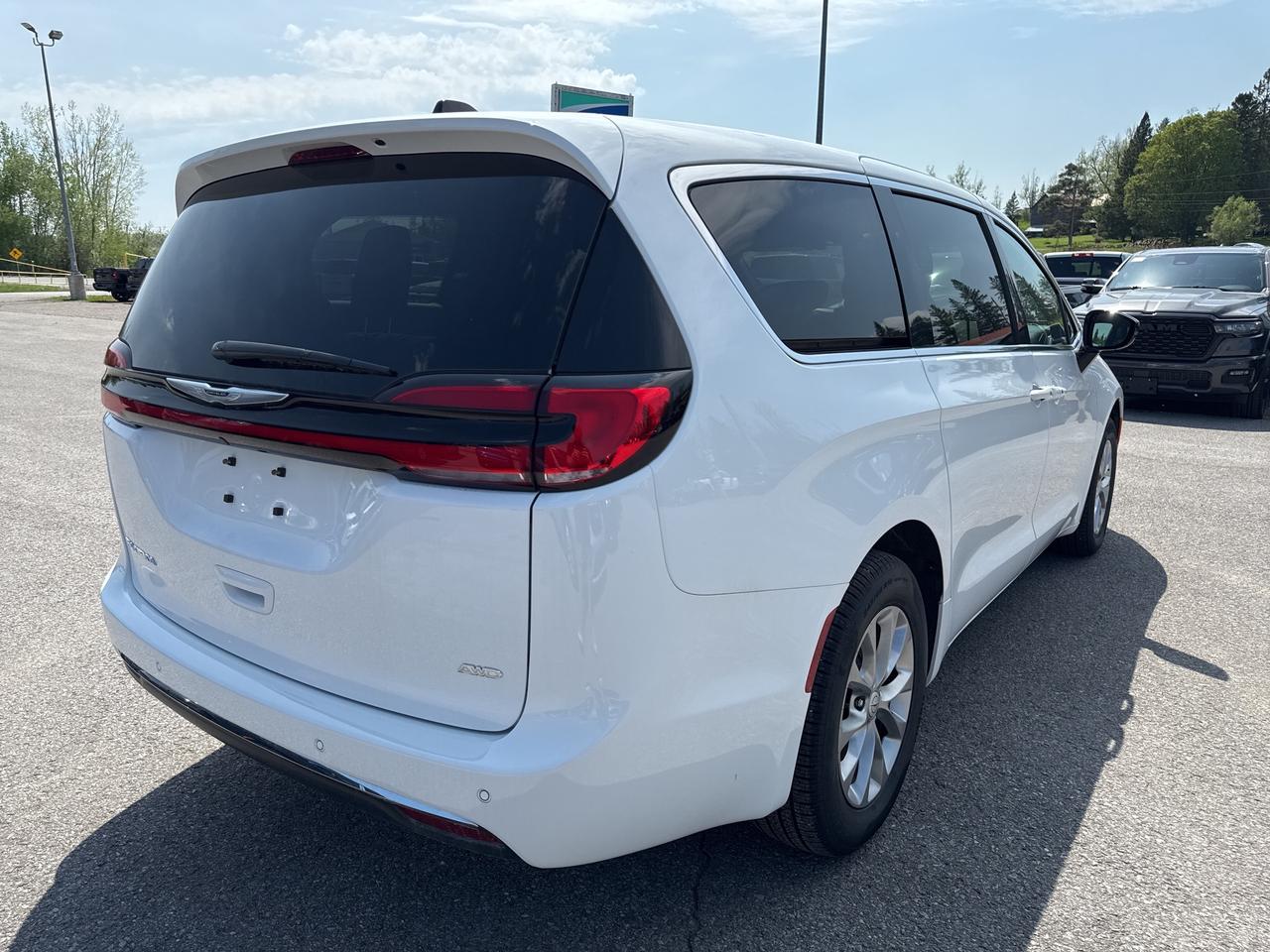 2025 Chrysler Pacifica Select Photo
