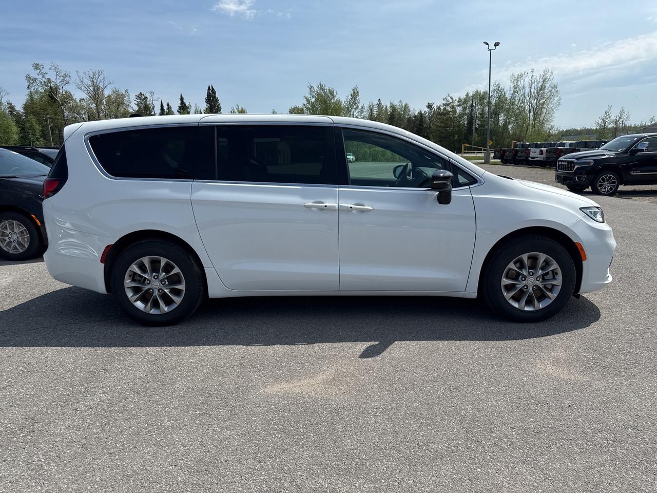 2025 Chrysler Pacifica Select Photo