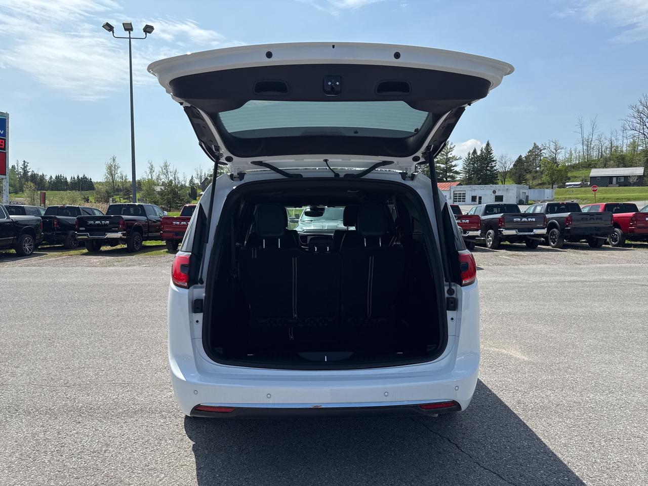 2025 Chrysler Pacifica Select Photo