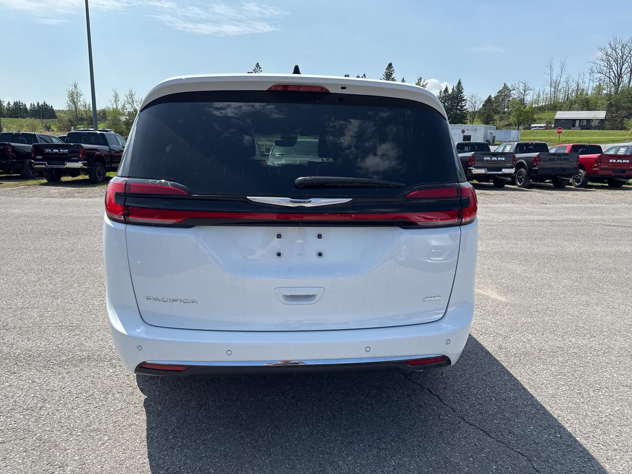 2025 Chrysler Pacifica Select Photo