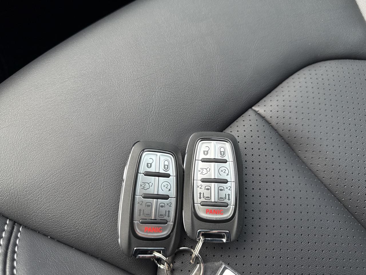 2025 Chrysler Pacifica Select Photo