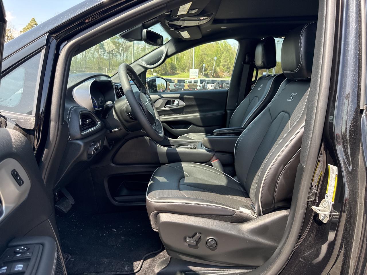 2024 Chrysler Pacifica Hybrid Premium S Appearance Photo2
