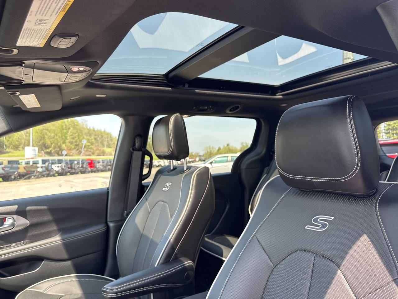 2024 Chrysler Pacifica Hybrid Premium S Appearance Photo