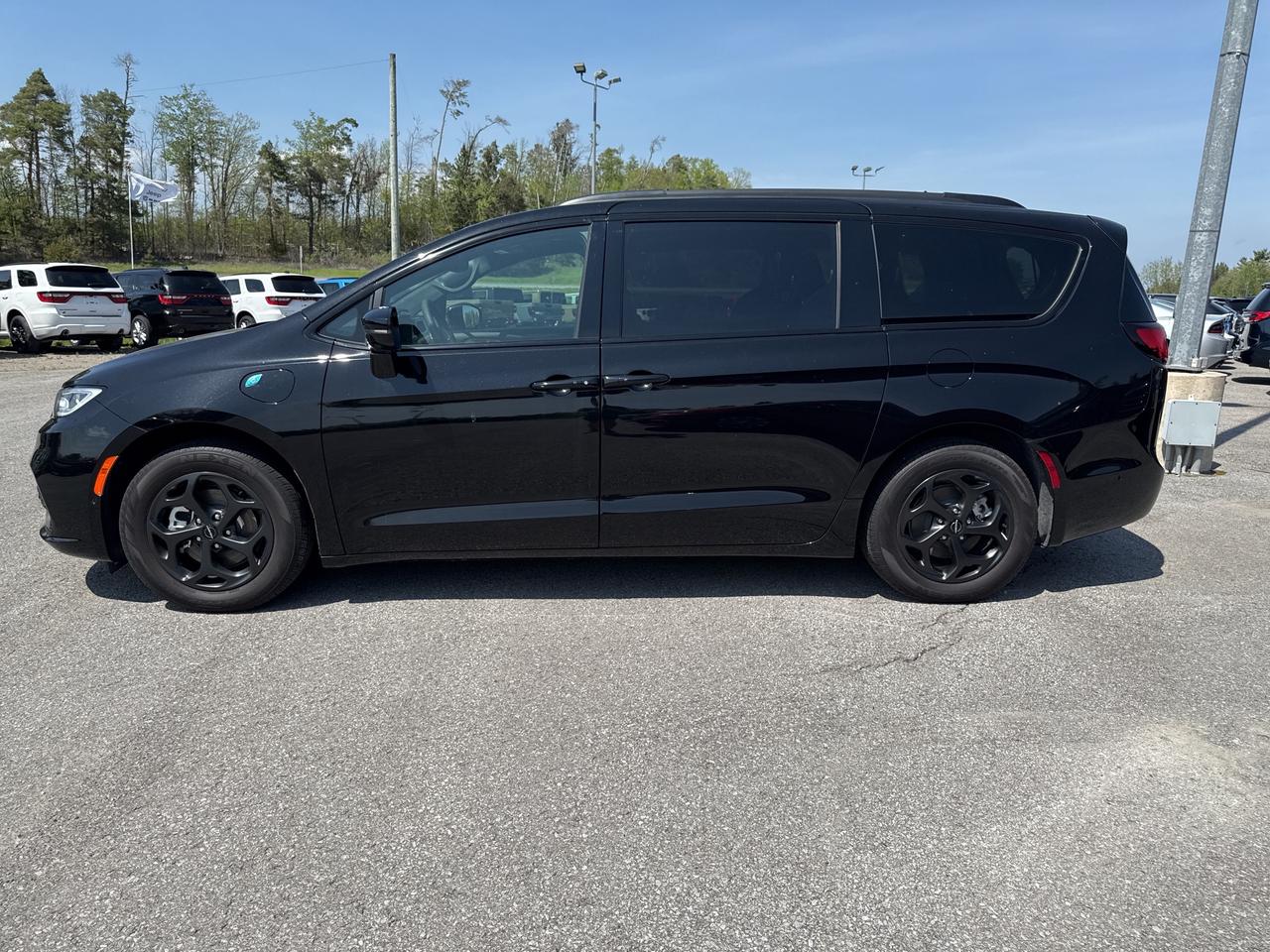 2024 Chrysler Pacifica Hybrid Premium S Appearance Photo