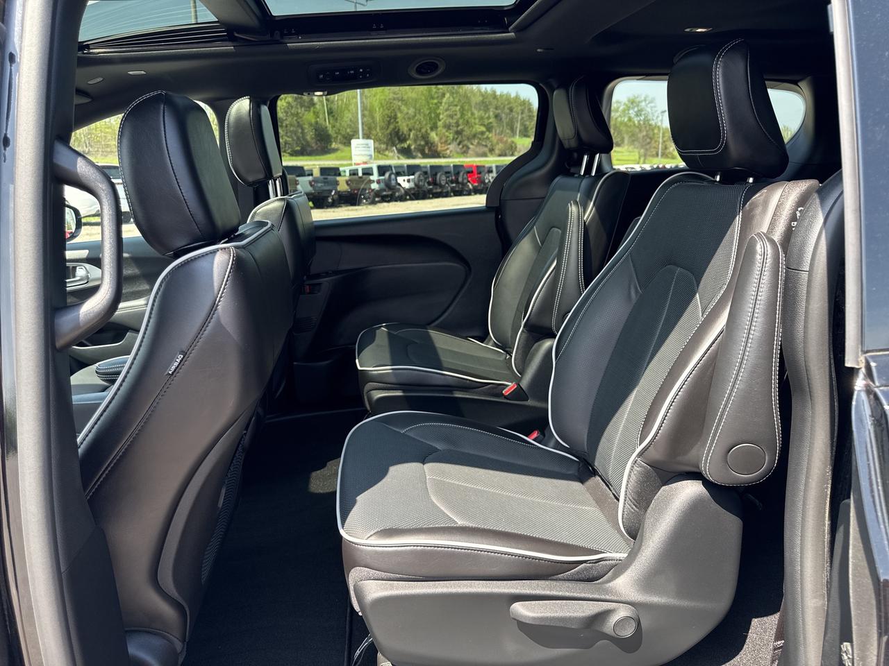 2024 Chrysler Pacifica Hybrid Premium S Appearance Photo