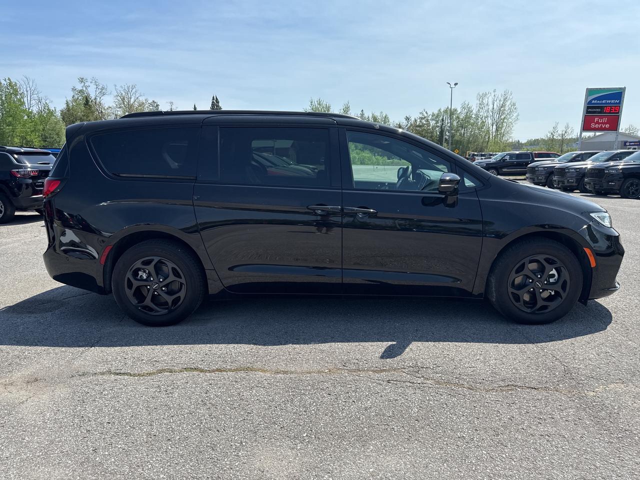 2024 Chrysler Pacifica Hybrid Premium S Appearance Photo