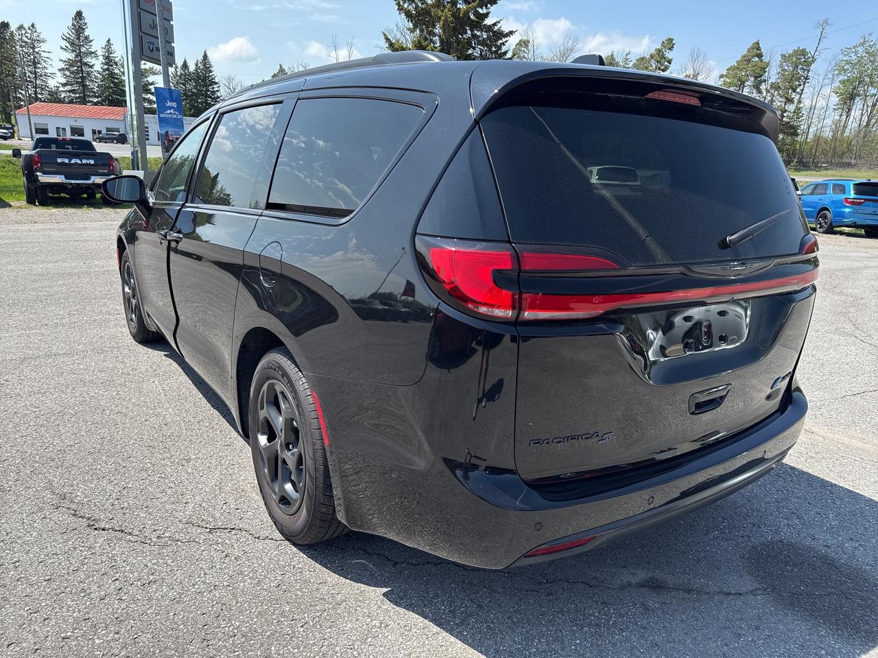 2024 Chrysler Pacifica Hybrid Premium S Appearance Photo