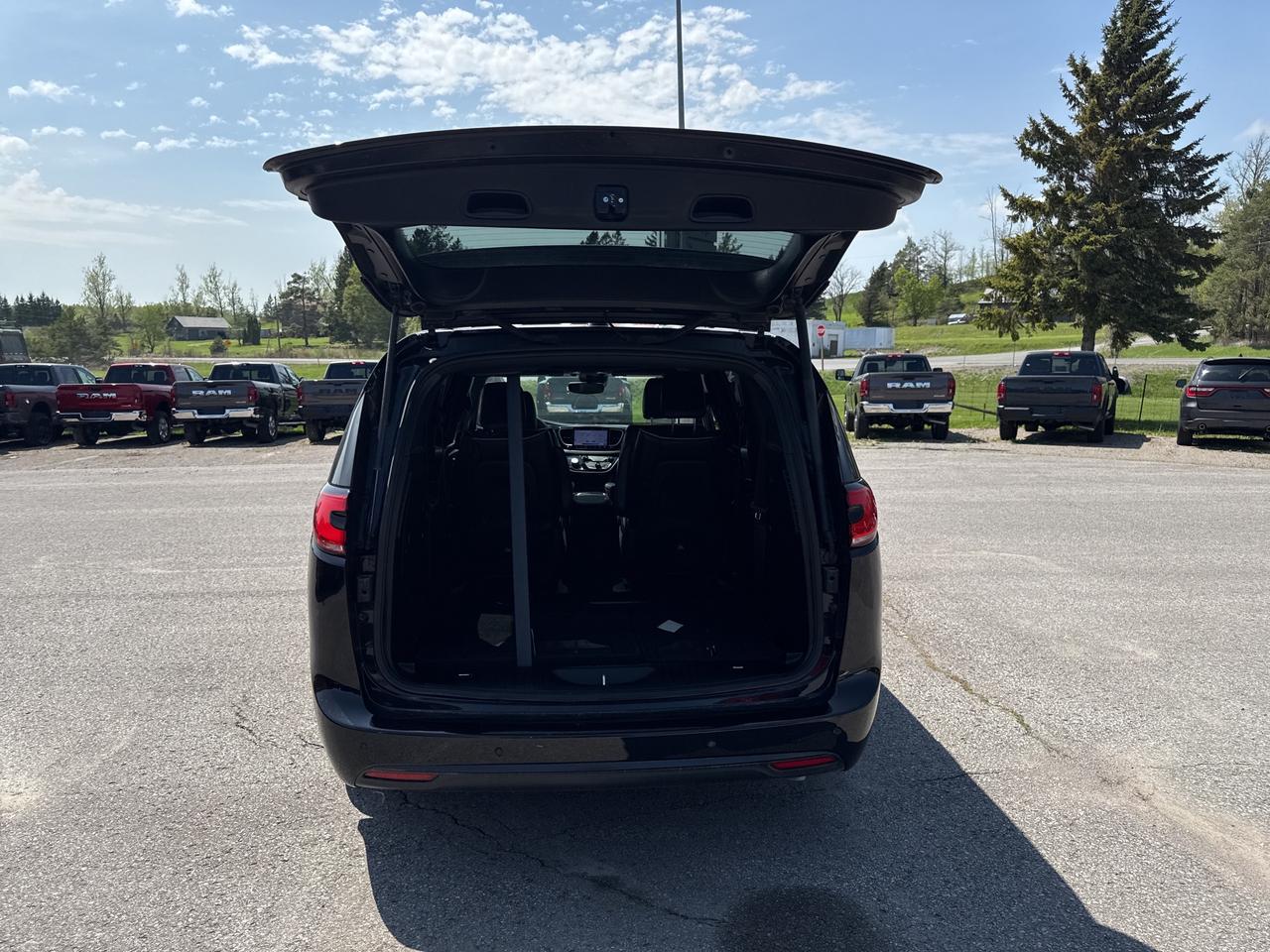 2024 Chrysler Pacifica Hybrid Premium S Appearance Photo
