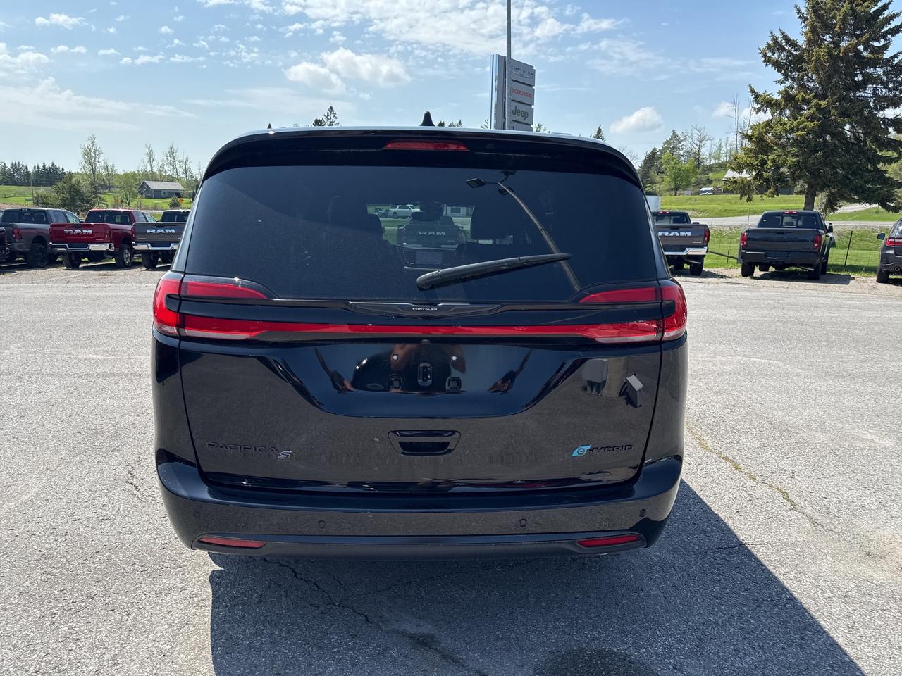 2024 Chrysler Pacifica Hybrid Premium S Appearance Photo