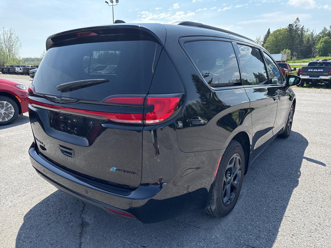 2024 Chrysler Pacifica Hybrid Premium S Appearance Photo