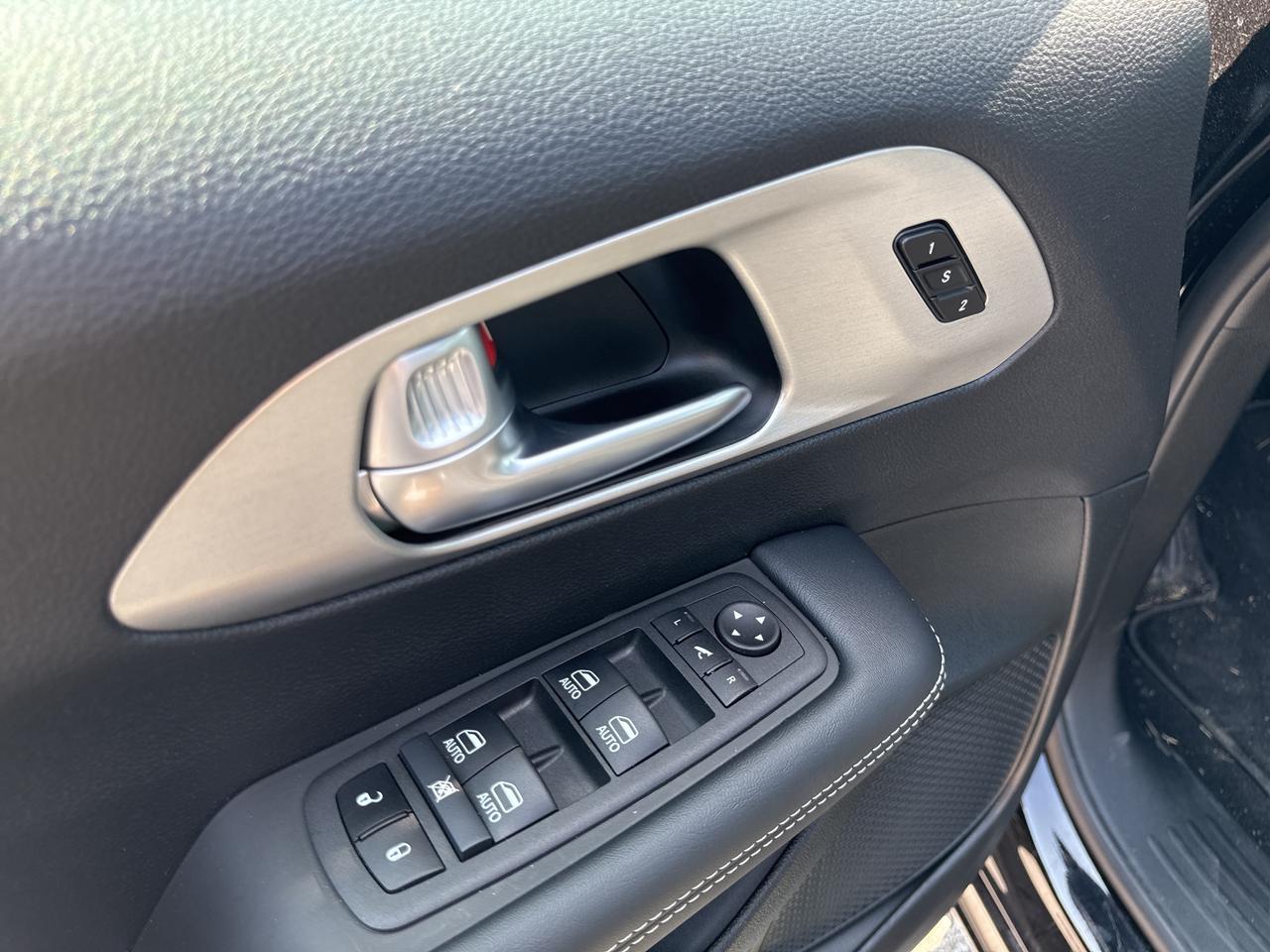 2024 Chrysler Pacifica Hybrid Premium S Appearance Photo