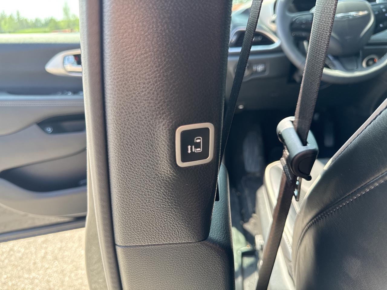 2024 Chrysler Pacifica Hybrid Premium S Appearance Photo