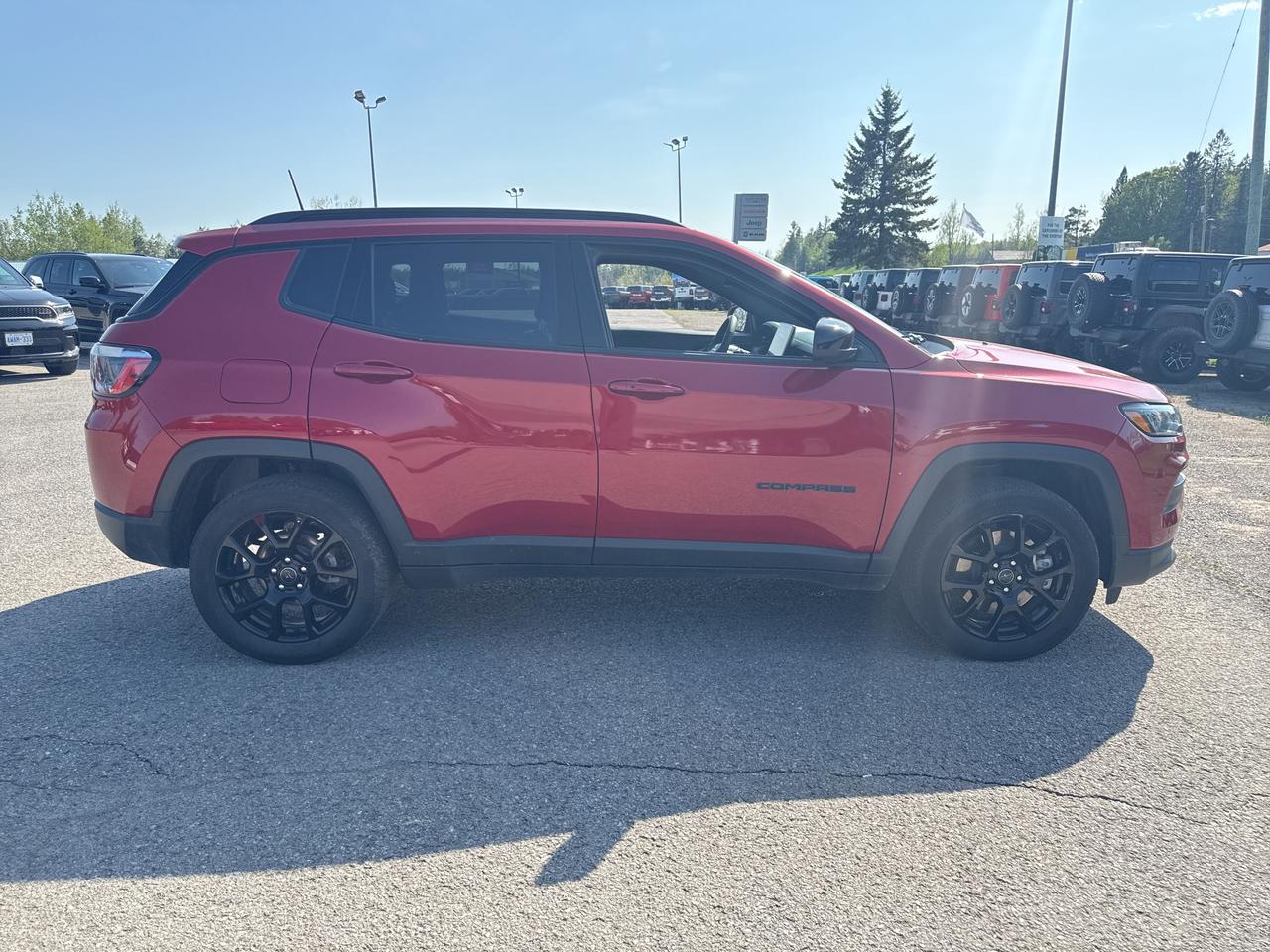 2025 Jeep Compass Altitude - htd leather seats - adaptive cruise Photo