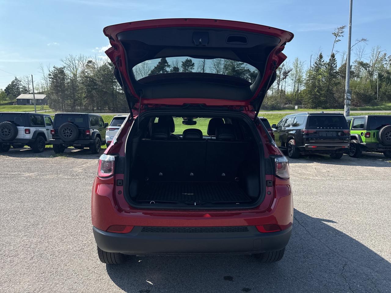 2025 Jeep Compass Altitude - htd leather seats - adaptive cruise Photo