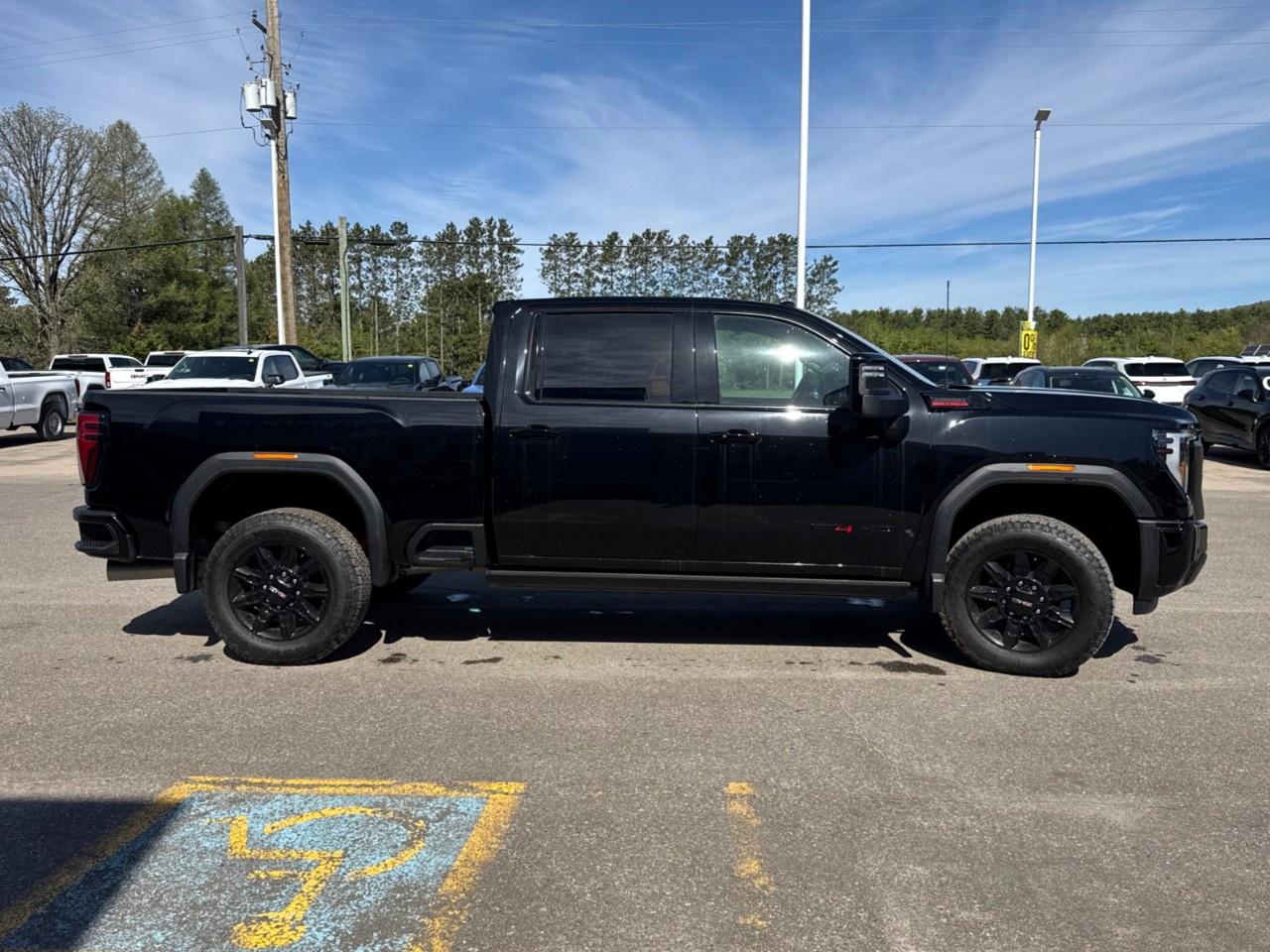 2026 GMC SIERRA 2500HD Crew Cab Standard Box 4-Wheel Drive AT4 Photo3